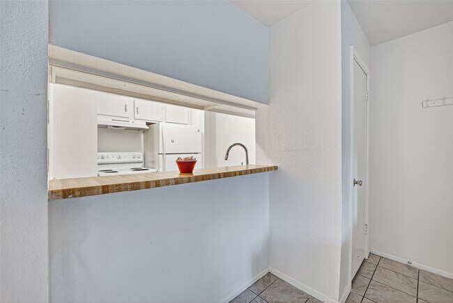 Building Photo - 7200 Clarewood Dr
