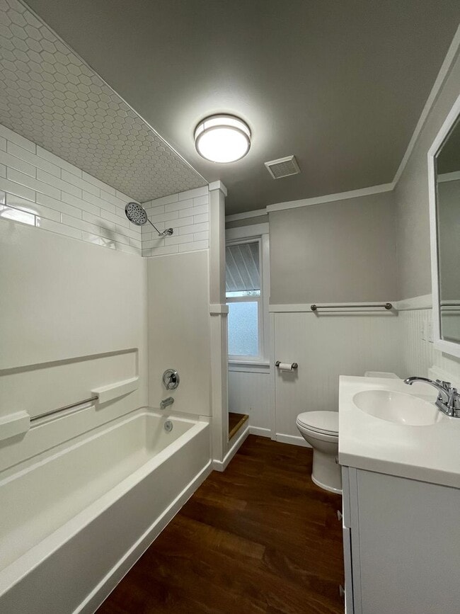 Building Photo - 4 Bedroom Home