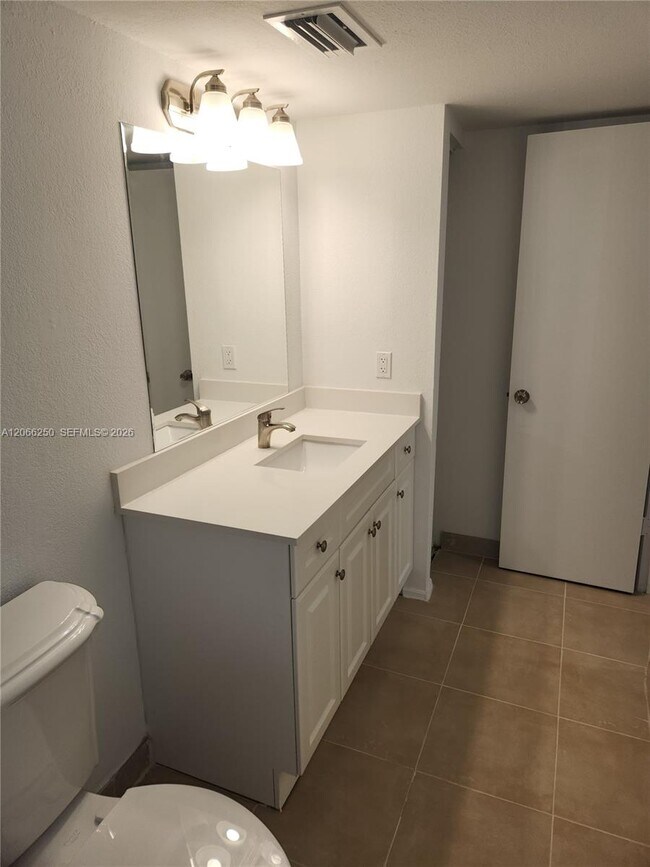 Building Photo - 2826 S University Dr