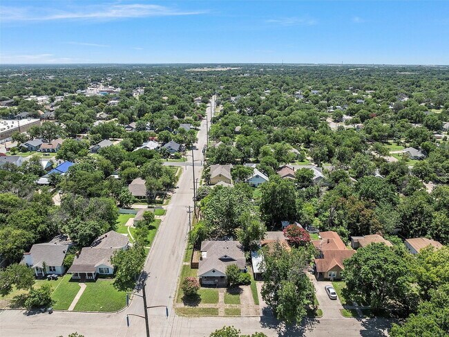 Building Photo - Charming 1924 Corner-Lot Home with Original Character and Modern Comforts