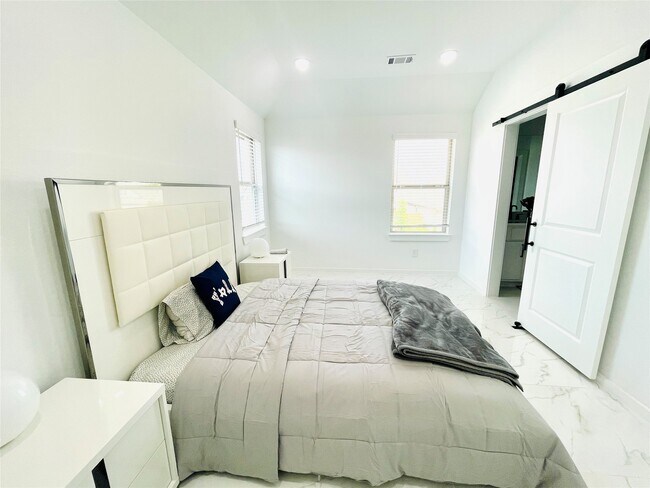 Building Photo - 27039 Flower Isle Ln