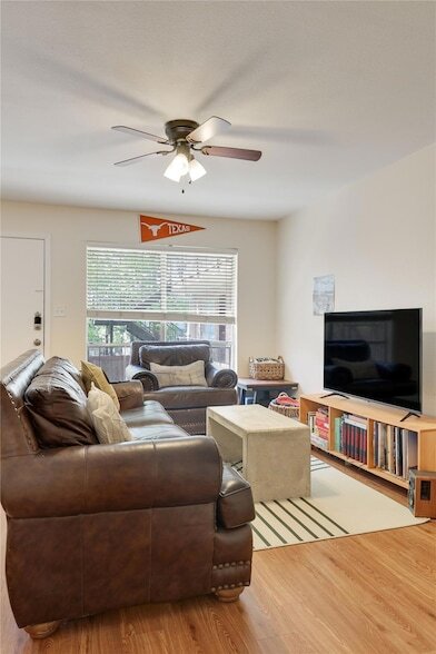 Building Photo - 2207 Leon St