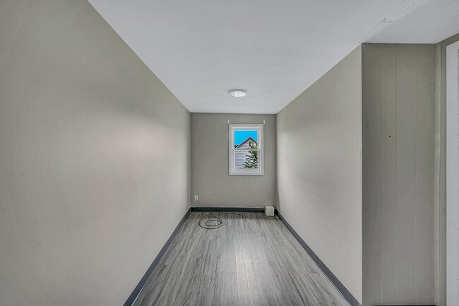 Building Photo - 401 McLean St