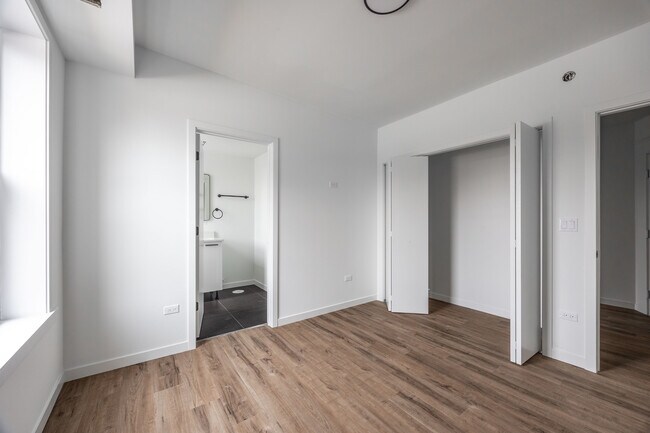 Building Photo - 4410 N Greenview Ave