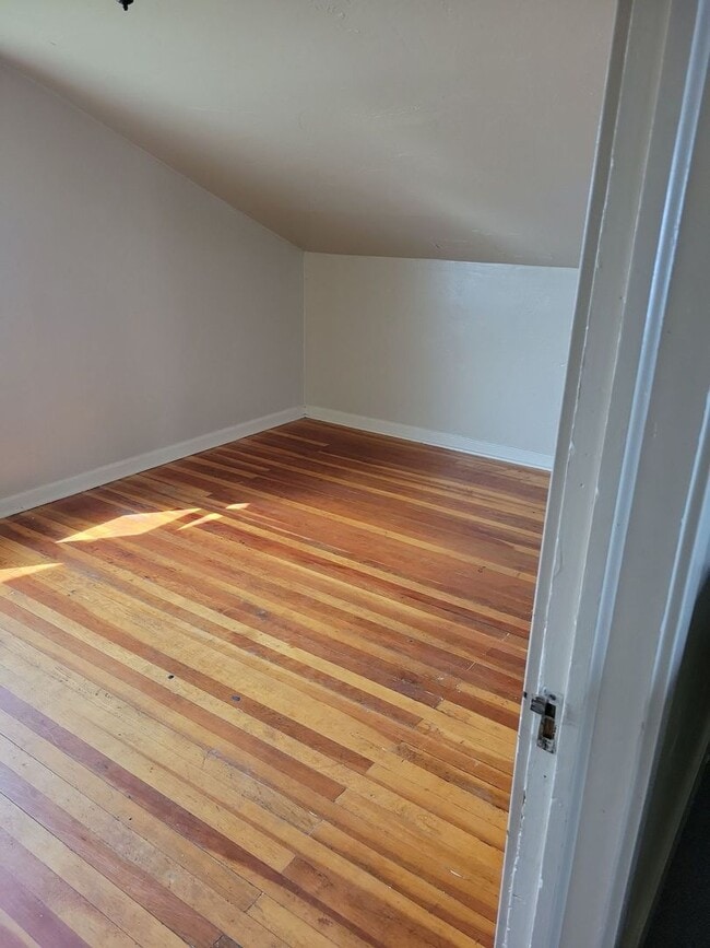 Building Photo - 6 bedroom, 2 bathroom house for rent in Je...