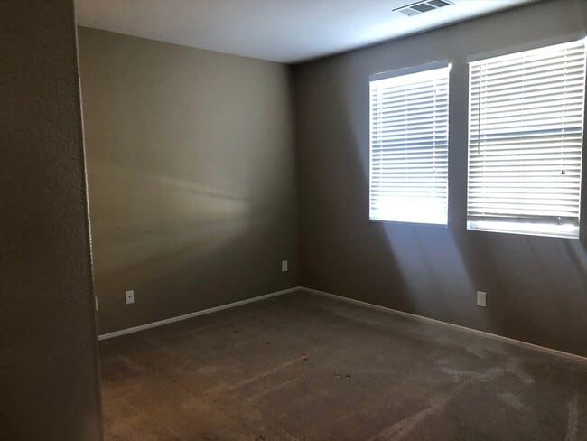 Building Photo - Comfort and convenience in this 2 bedroom 2 bathroom home