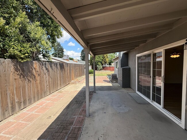 Building Photo - Updated single story near shopping and fre...