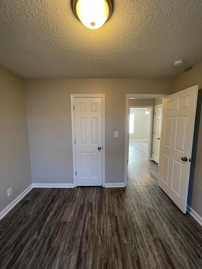 Building Photo - 320 Donna Dr