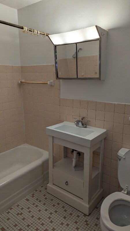 Building Photo - 2209 Washington St NE