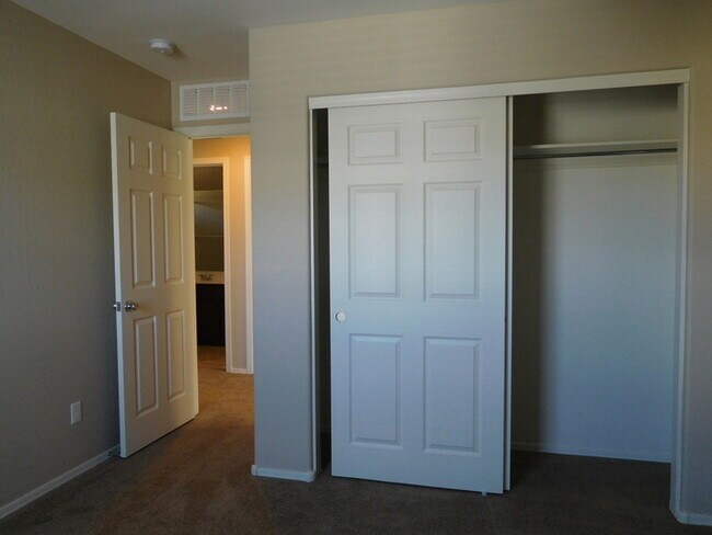 Building Photo - Naturally Well-Lit 4 bed/3 bath Single-Fam...