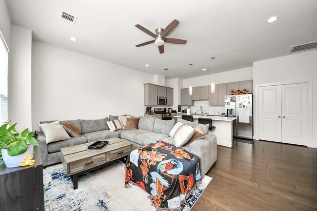Building Photo - 3 Bedroom Houston Rental Home in Gated Community near Griggs Road