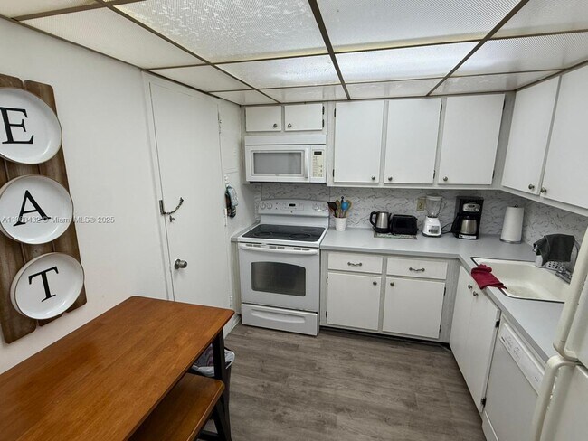 Building Photo - 401 Golden Isles Dr