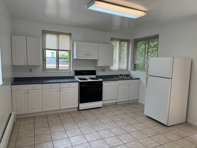 Building Photo - Wonderful First Floor Property!
