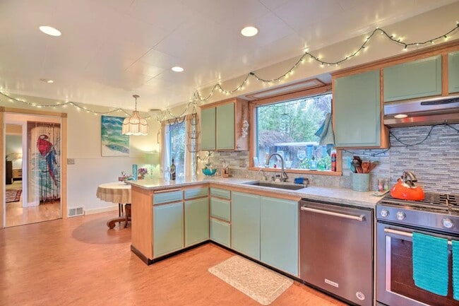 Building Photo - 3805 Marine Way