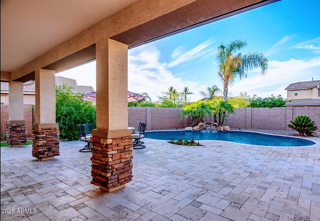 Building Photo - 702 W San Carlos Way