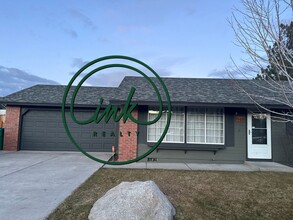 Building Photo - Newly updated home in Carson City