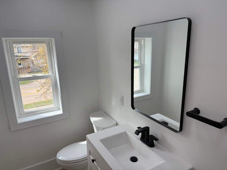 Building Photo - 225 E Peru St