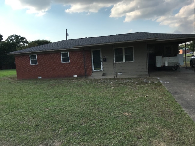 Building Photo - 701 Oak St