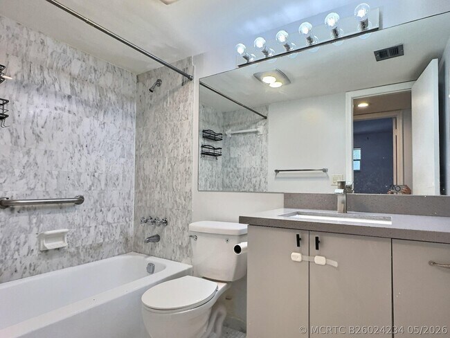 Building Photo - 400 S Hollybrook Dr