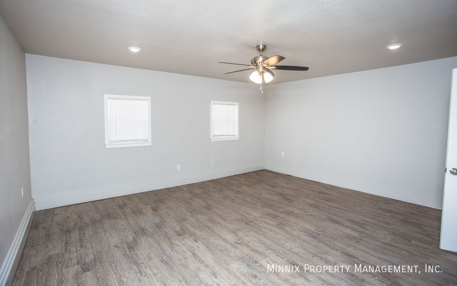 Building Photo - 924 Adrian St