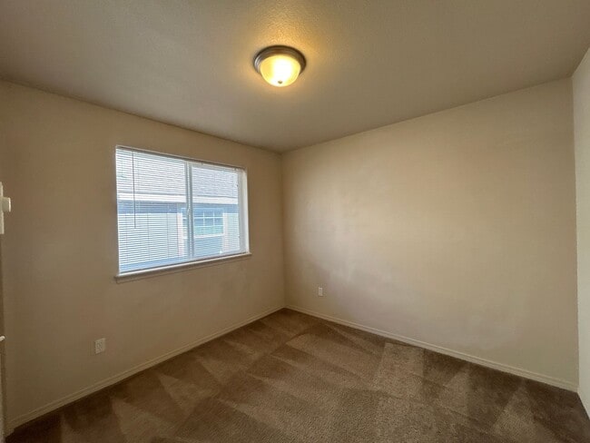 Building Photo - 3 Bedroom Townhouse in The Pines at Pilot ...