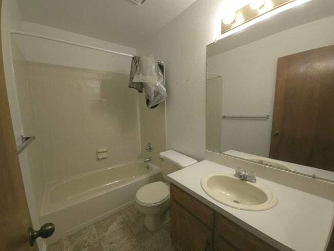 Building Photo - Secured Building with covered parking!