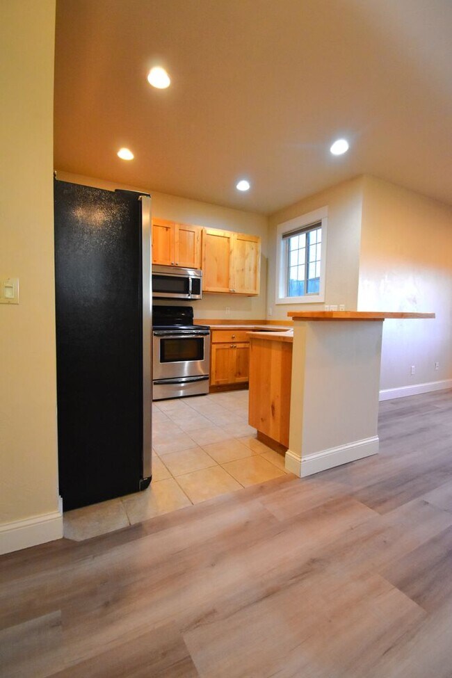 Building Photo - Fantastic end unit condo in Westgate subdi...
