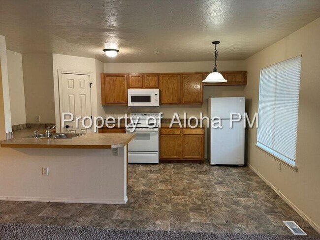 Building Photo - 1071 W Pine Ave