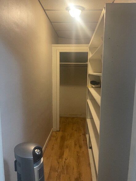 Building Photo - 9 E Main St