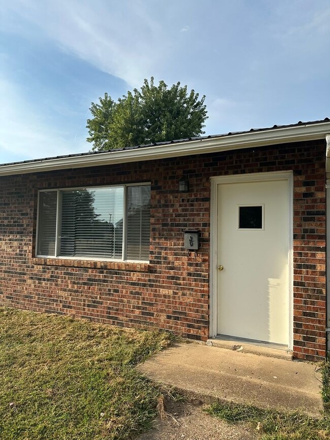 Building Photo - 607 E Jefferson Ave