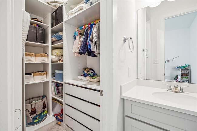 Building Photo - 28247 Clear Breeze Ct
