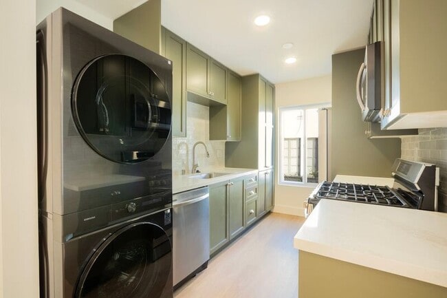 Building Photo - 921 N Gardner St