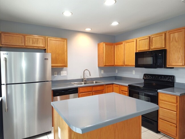 Building Photo - Pristine 2 Story townhome located in the Bennington Place Community!