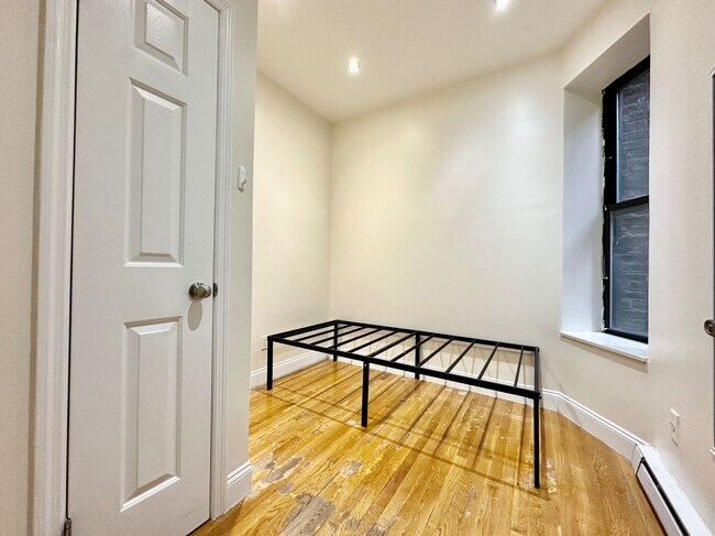 Building Photo - 216 W 108th St