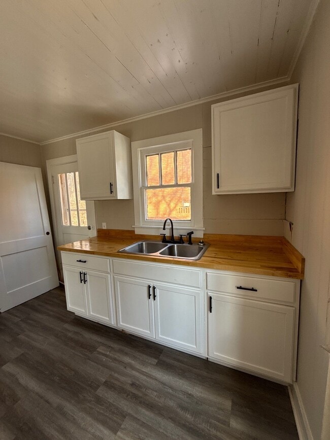 Building Photo - 144 Midland St