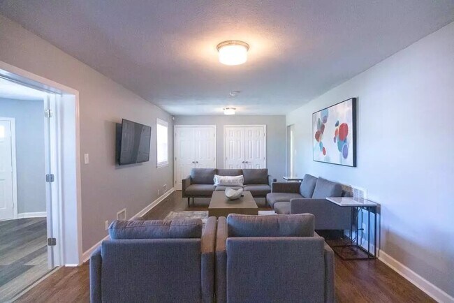 Building Photo - 614 Camellia St N E