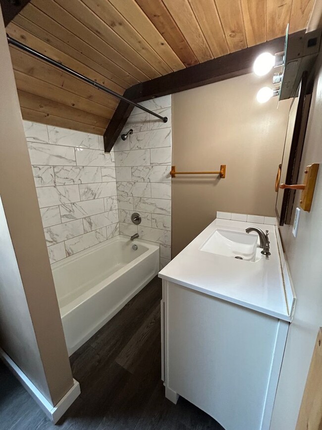 Building Photo - BAT-649