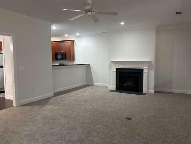 Building Photo - 5565 Colonial Chatsworth Cir