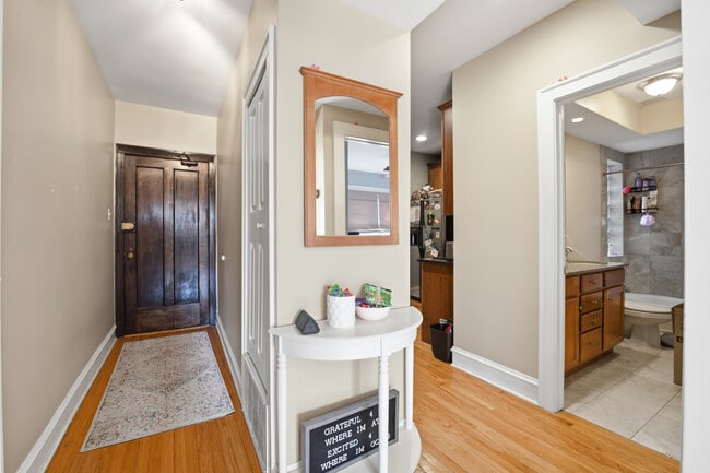 Building Photo - 1928 W Addison St