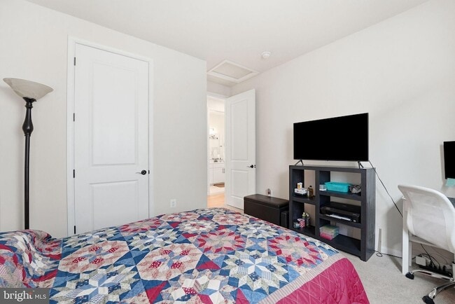 Building Photo - 615 Clover Ln