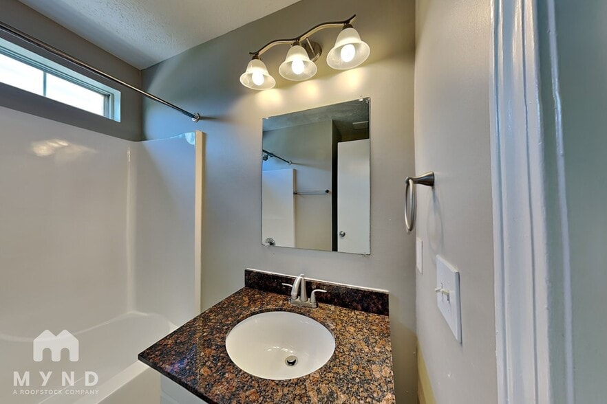 Building Photo - 3100 Creekview Ln