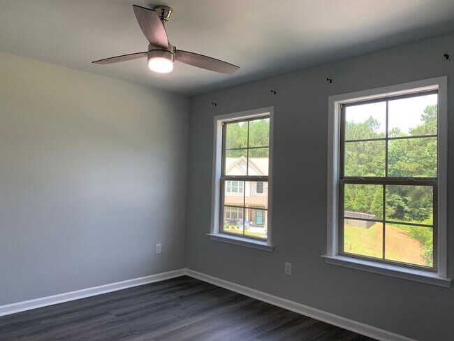 Building Photo - Luxurious Garner Home, Fenced Yard, Commun...