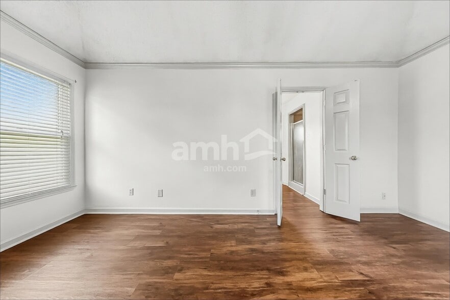 Building Photo - 1466 Far Dr