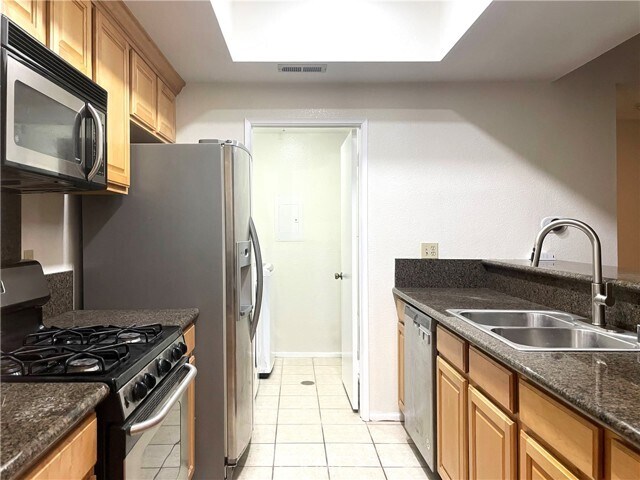 Building Photo - 2563 Plaza del Amo