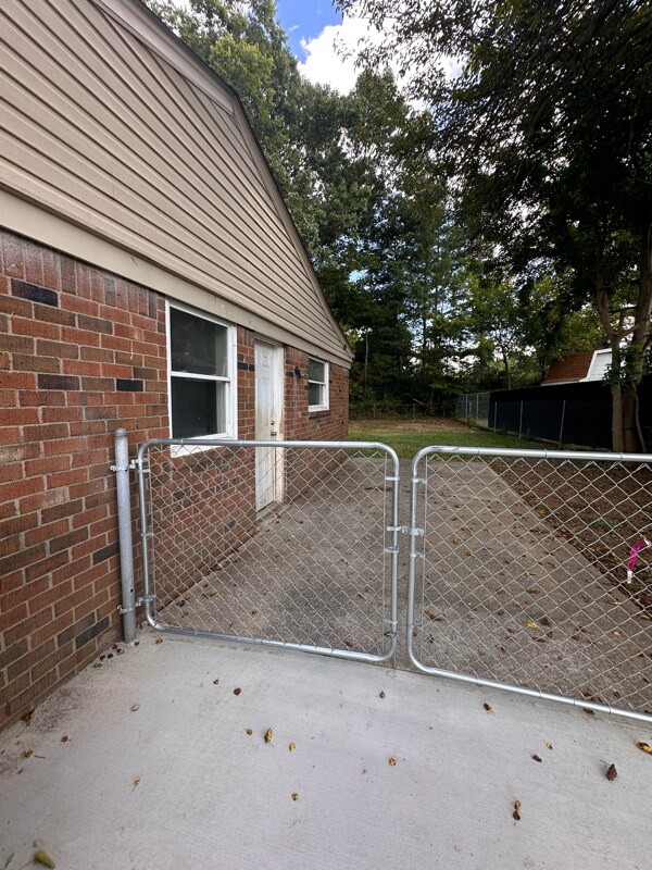 Building Photo - 150 E Blue Jay Rd