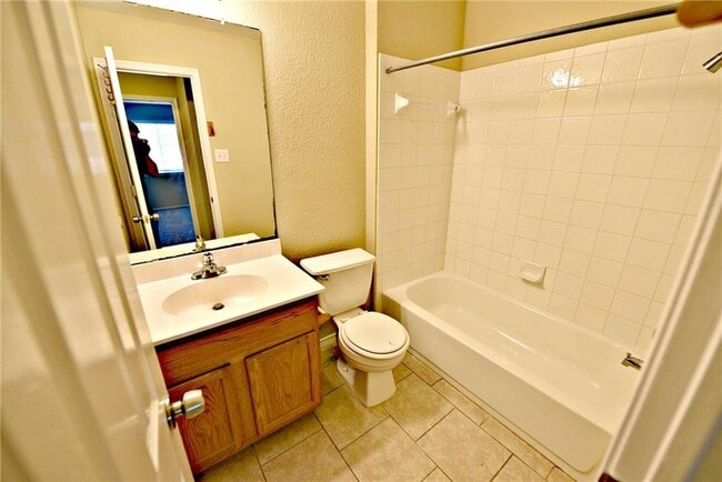 Building Photo - 1110 Henderson Dr