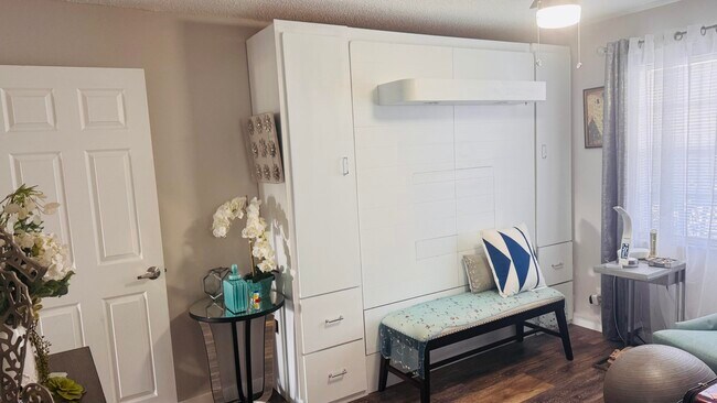 Building Photo - 390 Saxony Way