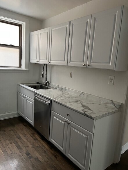 Building Photo - 5933 N Paulina St