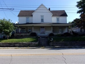 Building Photo - 2 bed, 1.5 bath duplex located in the hear...