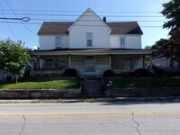 Building Photo - 2 bed, 1.5 bath duplex located in the hear...